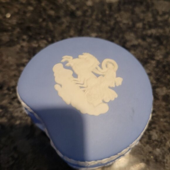 Vintage Wedgwood Blue Jasperware Trinket Box Heart Shaped Cherub Design 3" - Picture 5 of 16
